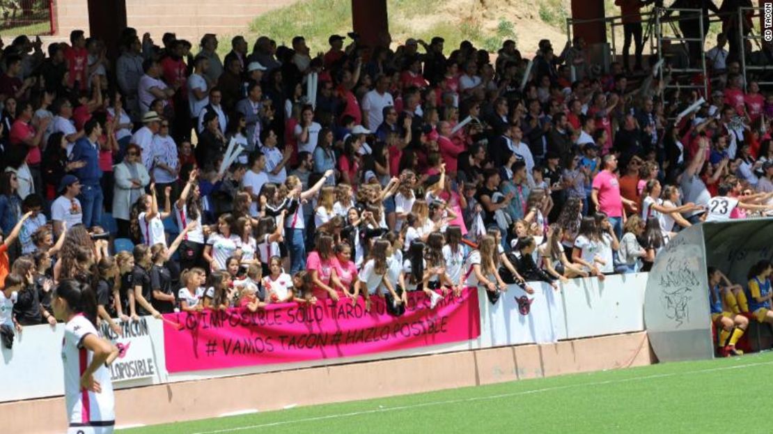 Hinchas del CD Tacón.