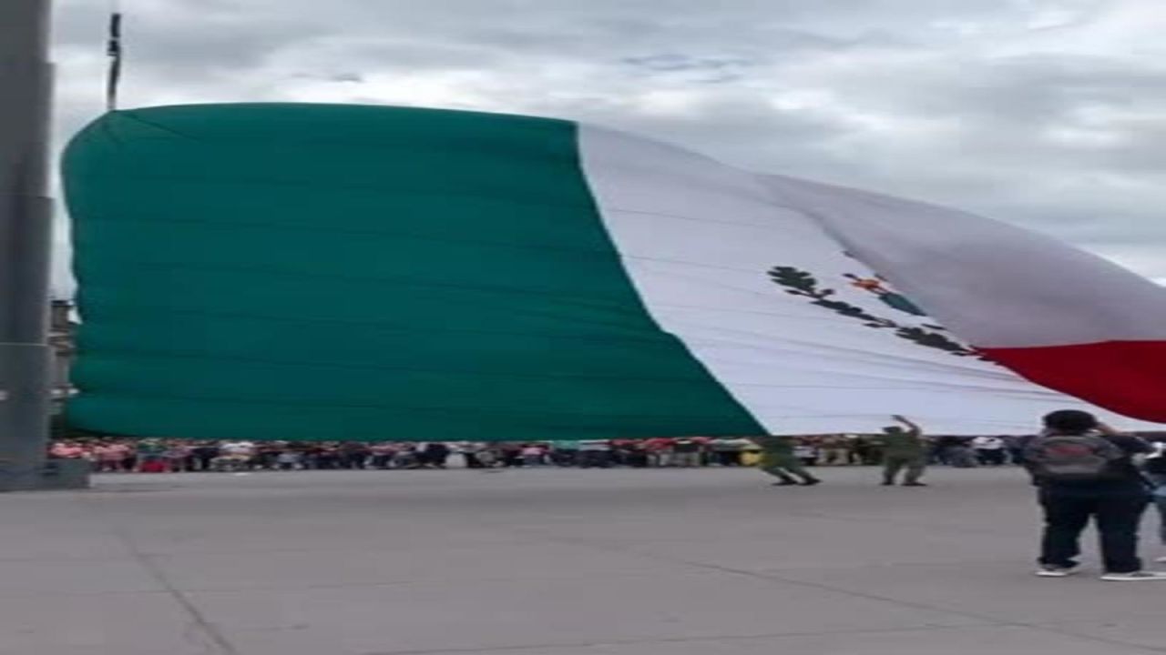 CNNE 703995 - civiles ayudan a militares con la bandera mexicana