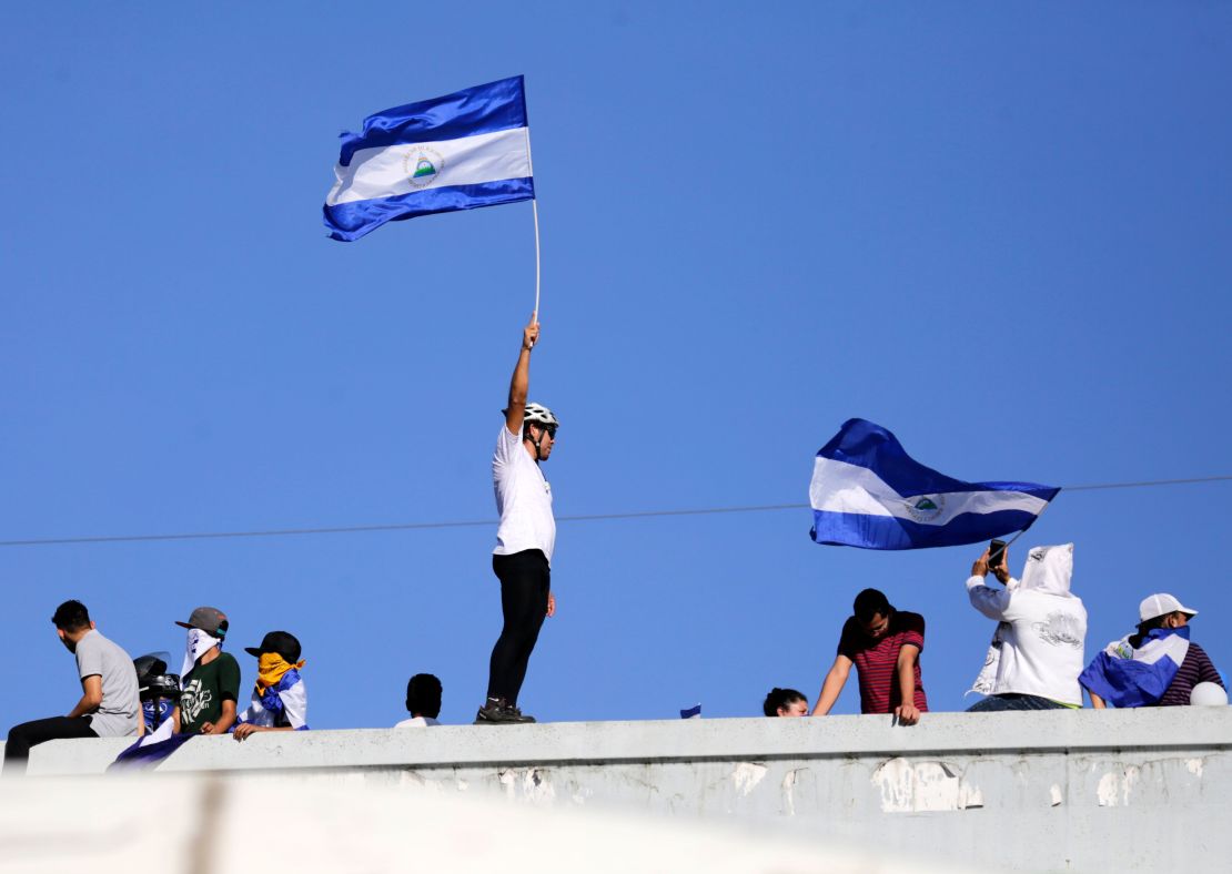 Manifestantes opositores al presidente Daniel Ortega portan la bandera de Nicaragua, durante protestas celebradas en Managua, en septiembre de 2018.