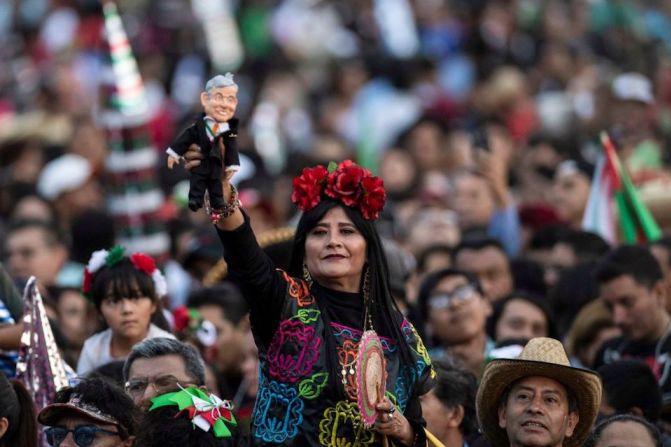 La gente reunida en el Zócalo esperaba la aparición del presidente de México, Andrés Manuel López Obrador.