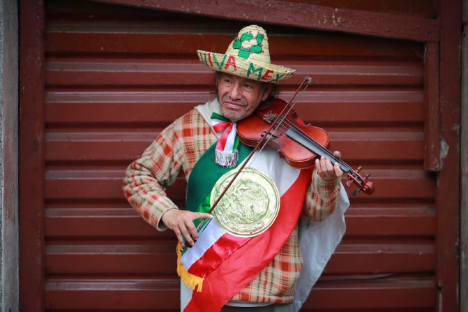 Un artista callejero toca el violín durante las fiestas patrias en el centro de la Ciudad de México.