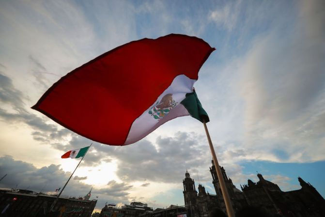 La bandera de México ondea en el centro de la Ciudad de México a la espera del inicio de los festejos por la independencia.