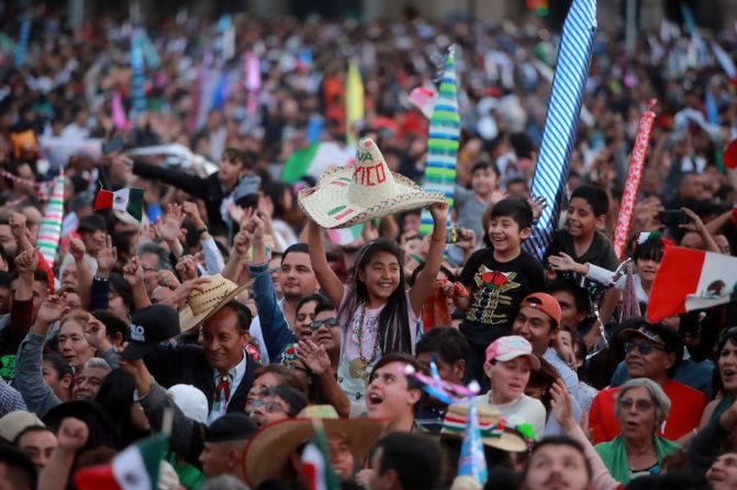 Vista general de la plancha del zócalo capitalino, donde desde temprano comenzó a reunirse la gente para los festejos patrios.