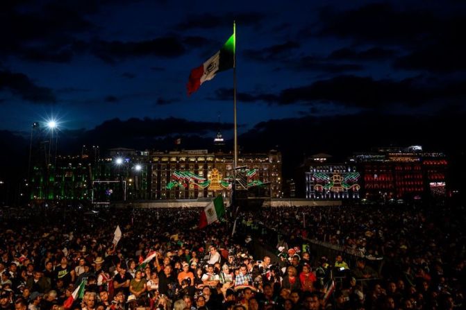 Una multitud de personas se había reunido desde horas antes en el Zócalo de la Ciudad de México, epicentro de los festejos que se realizan en todo el país.