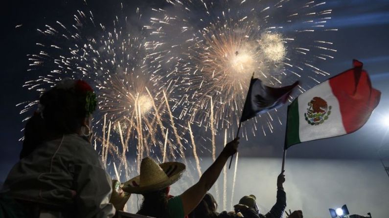 Después del Grito, comenzó un espectáculo de fuegos artificiales.