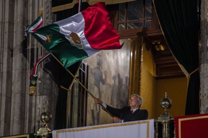 Desde el balcón del Palacio Nacional, López Obrador dio 20 vivas, desde los tradicionales dedicados a los héroes de la independencia, hasta otros como por "los héroes anónimos" y la "fraternidad universal". Luego ondeó la bandera de México.