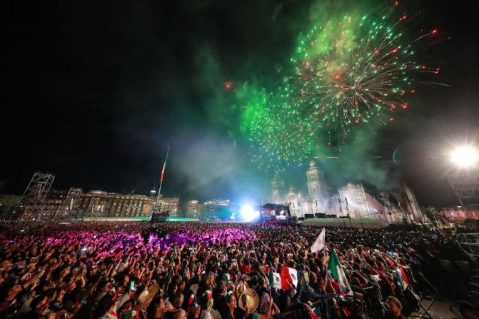 Una multitud se congregó en el Zócalo de la Ciudad de México, epicentro de los festejos, donde se lleva a cabo la tradicional ceremonia del Grito de Independencia.