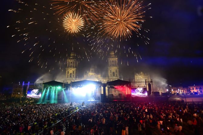 México celebró el aniversario 209 de su independencia, no solo en suelo mexicano sino en el exterior. En esta foto, los fuegos pirotécnicos en el Zócalo capitalino.