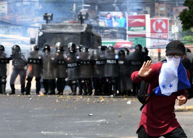 Honduras — La Policía lanzó gases lacrimógenos y agua pimienta a manifestantes que intentaron cruzar la barricada policial que se había instalado cerca del Estadio Nacional.