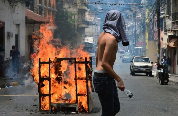 Honduras — Las celebraciones de los 198 años de independencia del 15 de septiembre estuvieron marcadas por disturbios en Tegucigalpa. La policía antimotines desalojó a simpatizantes del Partido Libertad y Refundación (Libre) que desde hace 10 años hacen una caminata paralela a los actos oficiales.