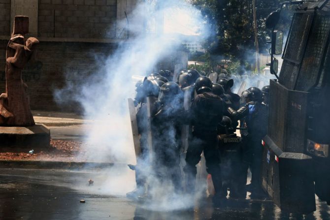 En San Pedro Sula la Policía Nacional desalojó a manifestantes que supuestamente pretendían ingresar al perímetro donde se desarrollaba el acto oficial de independencia en esa ciudad. En esta foto, disturbios en Tegucigalpa.