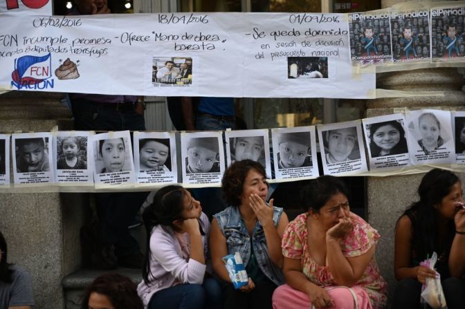 En Guatemala, durante los desfiles de independencia, manifestantes protestaron con carteles contra el gobierno del presidente Juan Orlando Hernández.