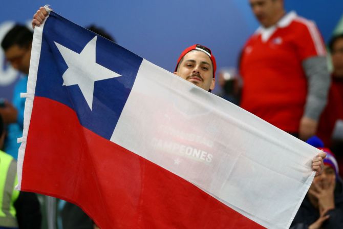 Chile — El país celebra sus fiestas patrias el 18 de septiembre. El 18 y 19 de septiembre son festivos en el país por lo que el gobierno estima que casi 900.000 vehículos saldrán de la capital chilena en estas festividades. Foto de archivo.