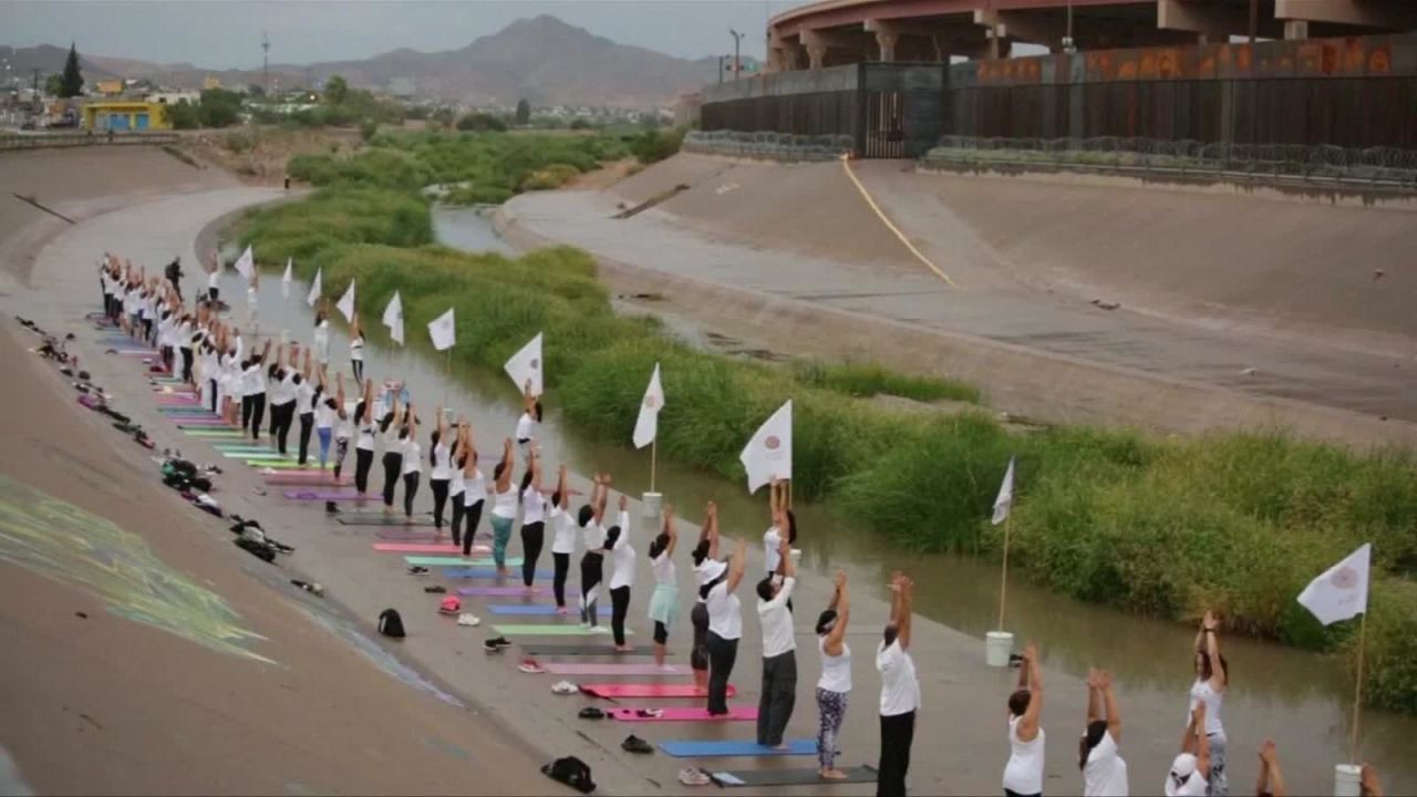 CNNE 704521 - clase masiva de yoga junto al rio bravo para derribar muros