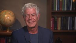 CNNE 704857 - subastan pertenencias de anthony bourdain