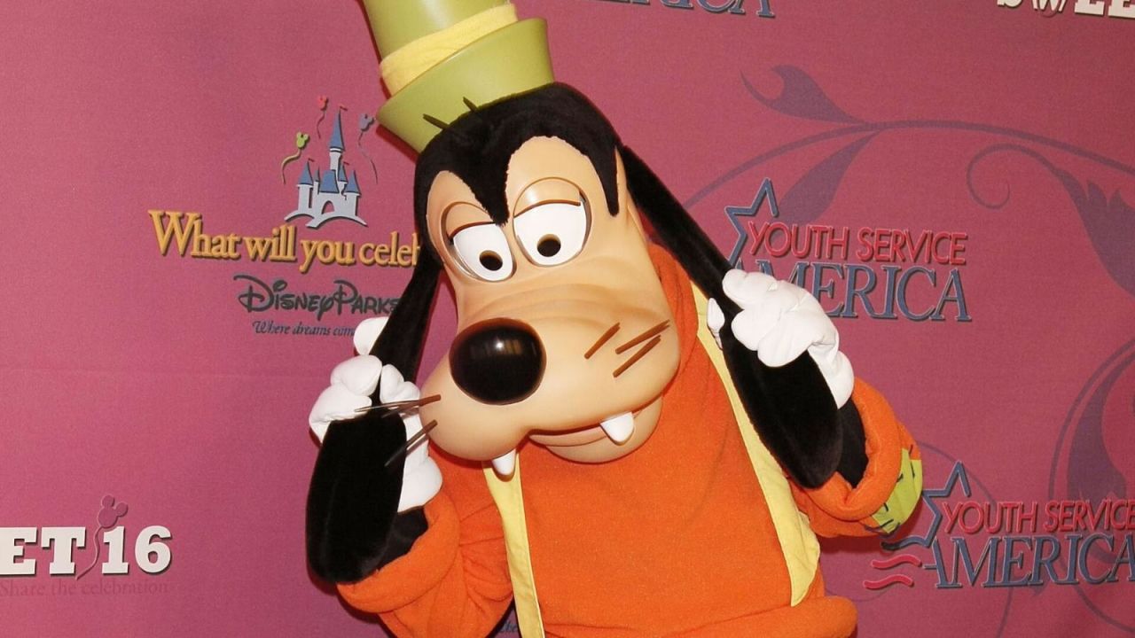 CNNE 705120 - ¿goofy es un perro o una vaca? disney da la respuesta