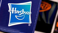 CNNE 705664 - acciones de hasbro suben 45% este ano