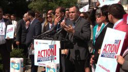 CNNE 705728 - puertorriquenos protestan en washington a dos anos de maria