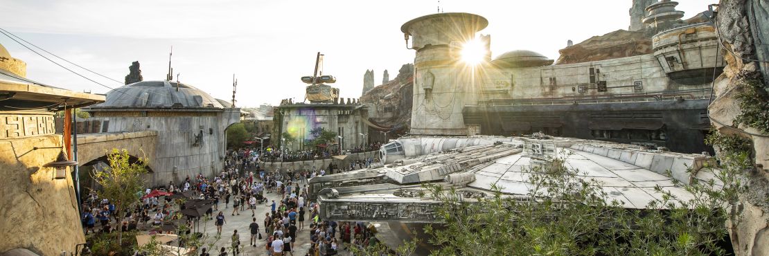 Ubicado dentro del parque Disney's Hollywood Studios, la sección temática Star Wars Galaxy's Edge abrió sus puertas el 29 de agosto de 2019. Justo al amanecer, miles de fanáticos fueron los primeros en disfrutar esta zona, que se ubica en el planeta Batuu.