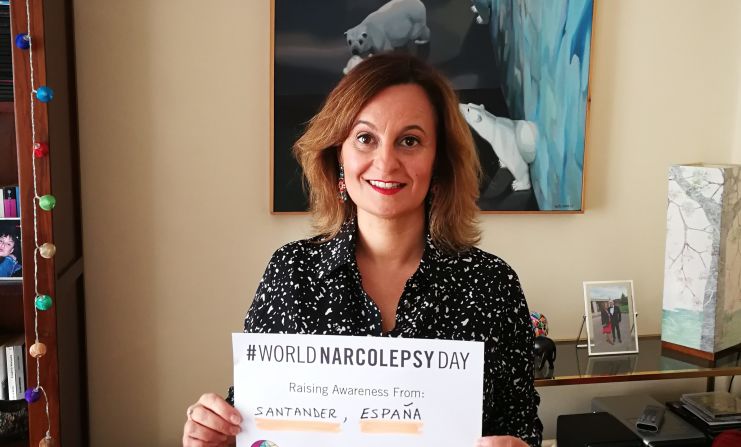 María de la Lastra (España) - De la Lastra comenzó a tener síntomas desde niña. "Tenía cataplejías totales con la risa fuerte y alucinaciones por la noche. Con la adolescencia aumentaron las cataplejías y la somnolencia apareció con fuerza. A partir de entonces fue aumentando", dijo de la Lastra. Ella fue diagnosticada con narcolepsia con cataplejía a los 27 años. "Los principales desafíos fueron socializar, estudiar y trabajar. En mi caso, me veían como rara, poco sociable, dormía mucho y salía poco. Se pensaban que no quería ir con los amigos, pero en realidad no podía", aseguró. Siguen existiendo malentendidos sobre la narcolepsia. "Nos ven normales por fuera y no entienden que por dentro estemos enfermos". De la Lastra espera "dar visibilidad y hacer comprender esta enfermedad rara".