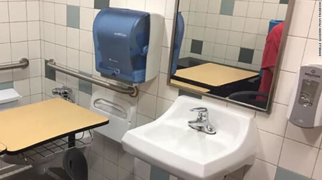 Danielle Goodwin compartió esta foto del escritorio de su hijo en el baño de una escuela.