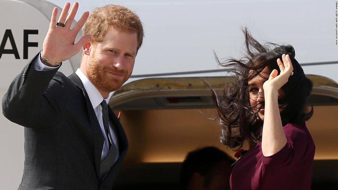 Enrique y Meghan antes de subir a un avión.