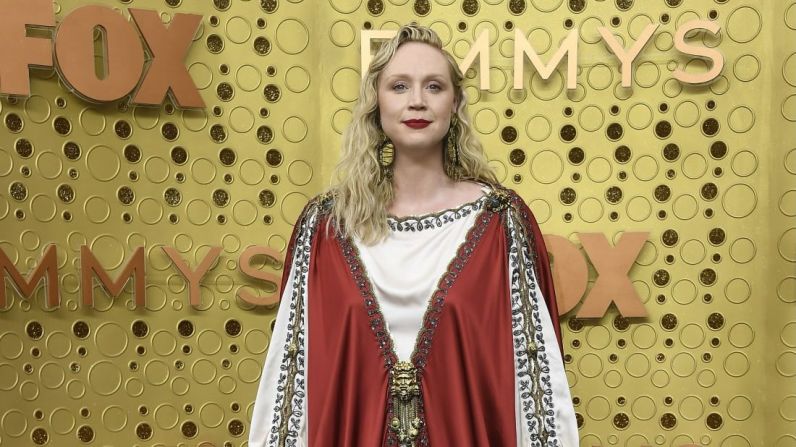 La actriz de "Game of Thrones", Gwendoline Christie, llegó con un vestido teatral de Gucci. Frazer Harrison / Getty Images