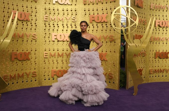 La estrella de "Orange is the New Black", Laverne Cox, fue una de las varias personalidades que llegaron en vestidos de tul de estilo de cuento de hadas. Valerie Macon / AFP / Getty Images