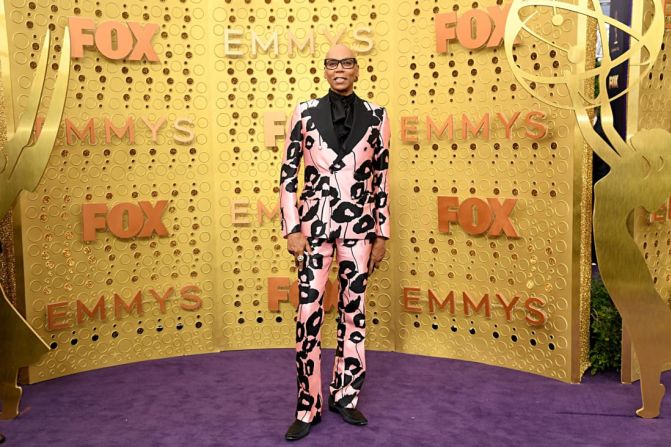 RuPaul Charles llegó con un traje rosa de seda estampado. Jeff Kravitz / FilmMagic