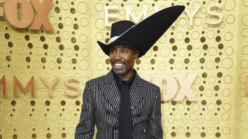 Billy Porter combinó un traje de Michael Kors de pierna ancha con rayas plateadas y un sombrero de Stephen Jones. Frazer Harrison / Getty Images