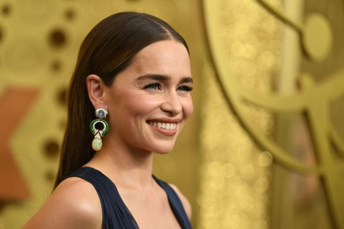 La estrella de "Game of Thrones", Emilia Clarke, cautivó con un vestido de Valentino. Valerie Macon / AFP / Getty Images