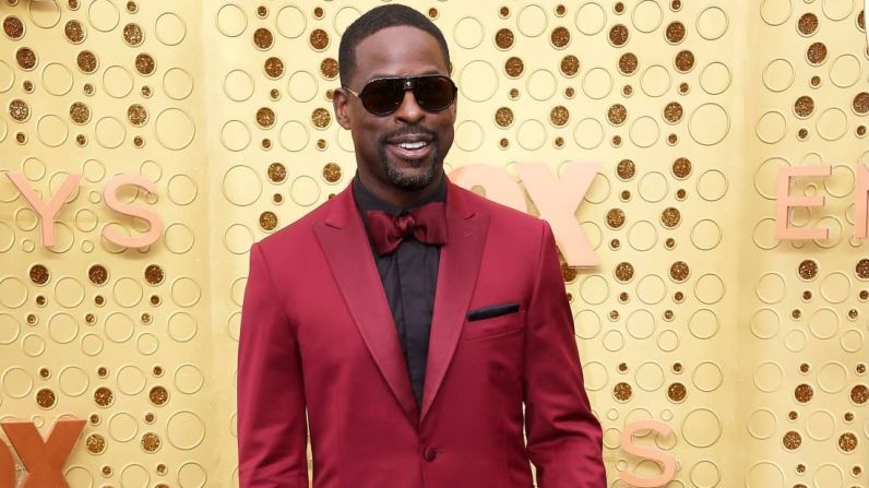 El actor Sterling K. Brown lució un elegante esmoquin color granate. Frazer Harrison / Getty Images