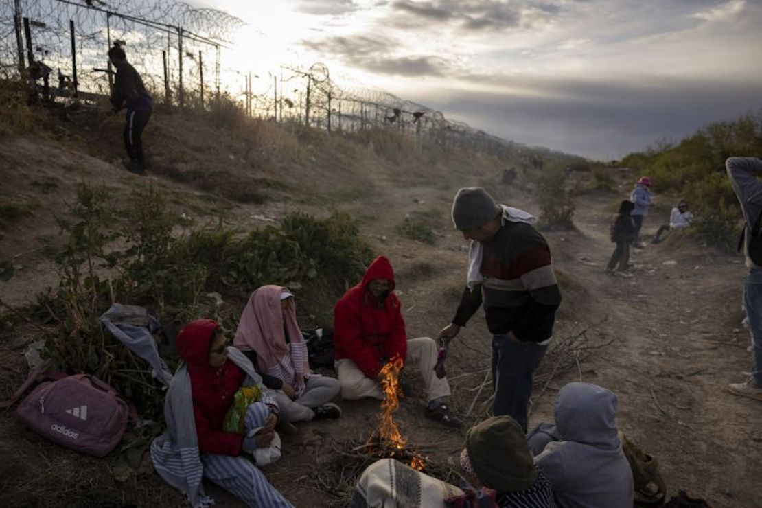 Migrantes de Venezuela sentados junto a una fogata improvisada mientras esperan para entrar y pedir asilo en El Paso, Texas, desde Ciudad Juárez, Chihuahua, México, el 2 de abril de 2024.