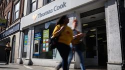 CNNE 707488 - thomas cook se derrumba dejando a algunos viajeros varados