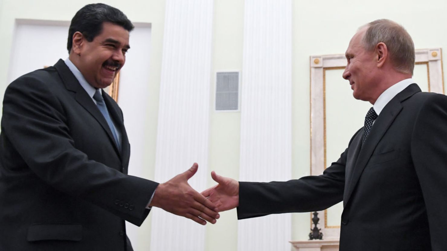 Foto de archivo. El presidente de Rusia Vladimir Putin saluda a su homólogo venezolano Nicolás Maduro en una reunión en el Kremlin en Moscú el 4 de octubre de 2017.