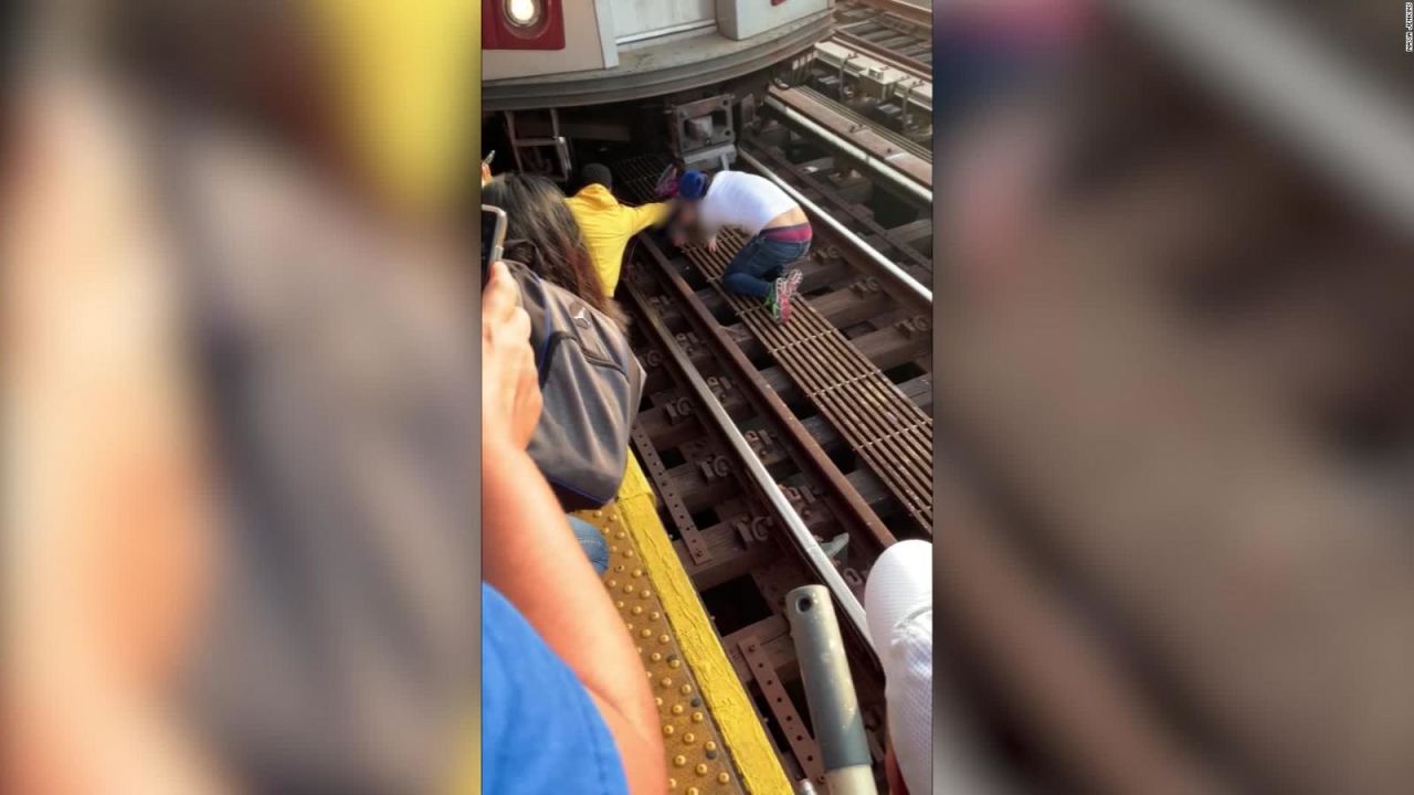 CNNE 707957 - nina cae en las vias del metro de nueva york