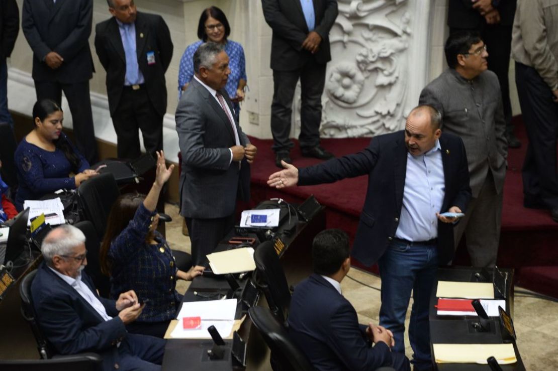 Los diputados oficialistas Tania Díaz (segunda a la izquierda) y Francisco Torrealba (en el centro) asisten a una sesión en la Asamblea Nacional en Caracas, de mayoría opositora, el 24 de septiembre de 2019. Durante años el oficialismo decretó como ilegal la AN y creó la llamada Asamblea Nacional Constituyente, dominada por oficialistas.