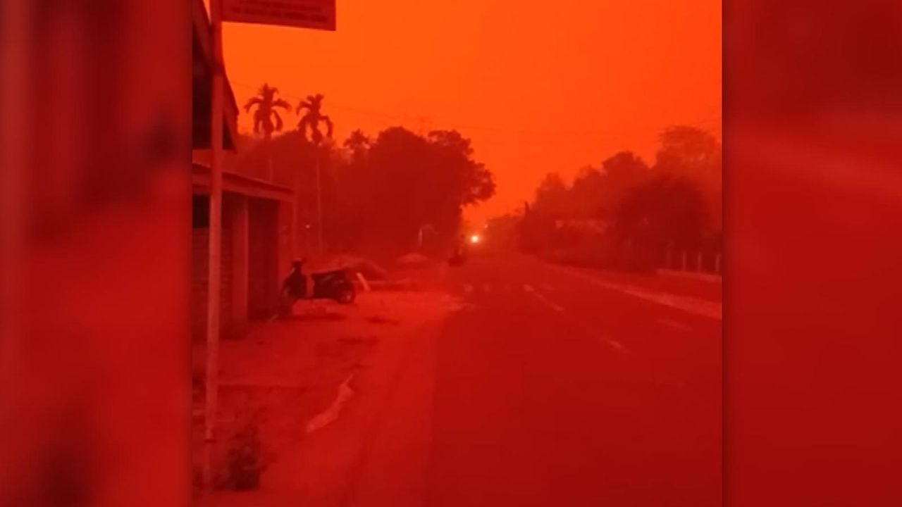 CNNE 708192 - una provincia de indonesia bajo neblina roja