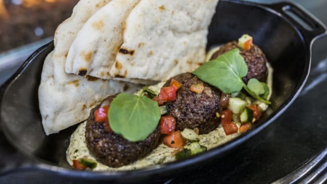 Así como muchas ofertas de comida de Disney, algunos de los platos veganos tienen su propia temática para cada ubicación. Este plato de hummus se sirve en Star Wars: Galaxy’s Edge y se conoce bajo el nombre de “Extensión del Jardín de Felucia”, una referencia de un planeta cubierto de maleza en el universo de Star Wars.