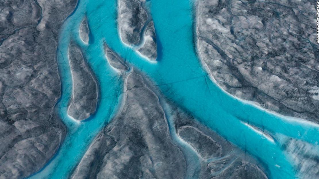 La capa de hielo de Groenlandia experimentó un gran deshielo este verano y los científicos hallaron que la tasa de pérdida de hielo se está acelerando.