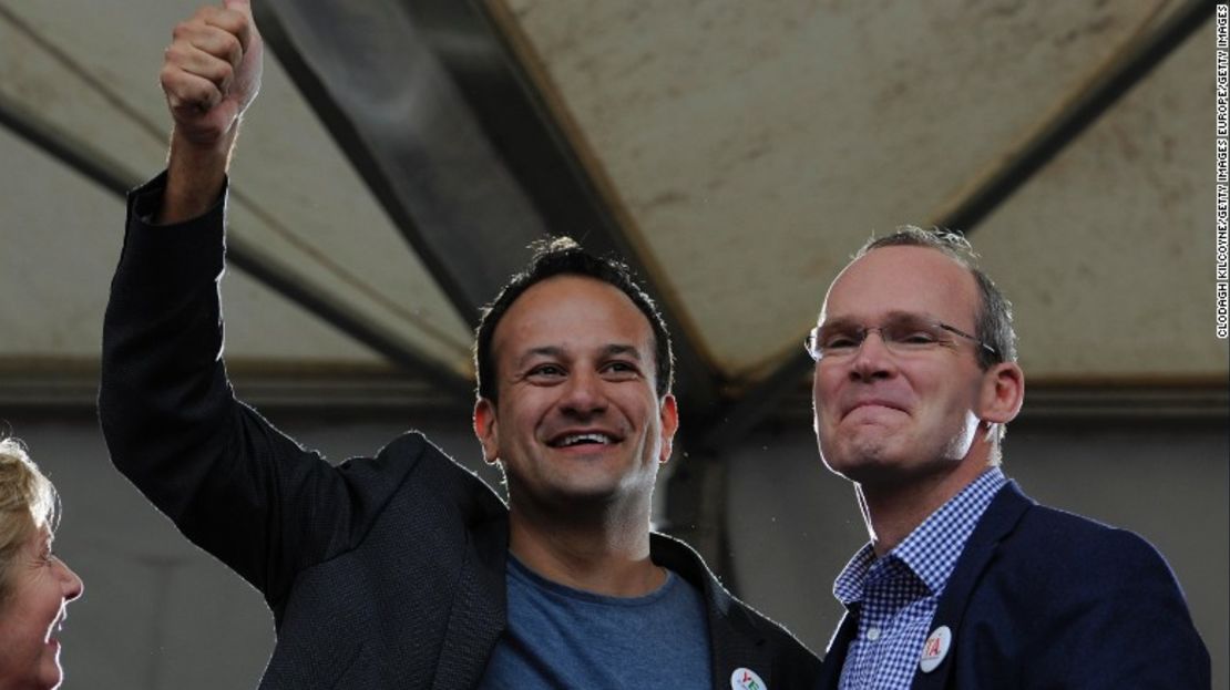 Leo Varadkar (i) y Simon Coveney en el 2015 celebrando la victoria por un voto del 'sí' en el referendo sobre igualdad matrimonial.