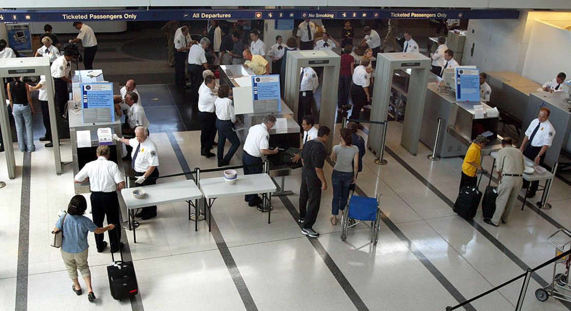 CNNE 709295 - federal workers man security posts at o'hare