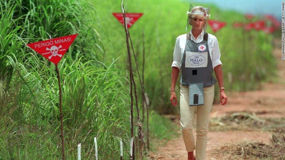 Diana se abrió paso entre las banderas rojas que advierten sobre minas terrestres activas durante una visita a Huambo, Angola, en 1997.