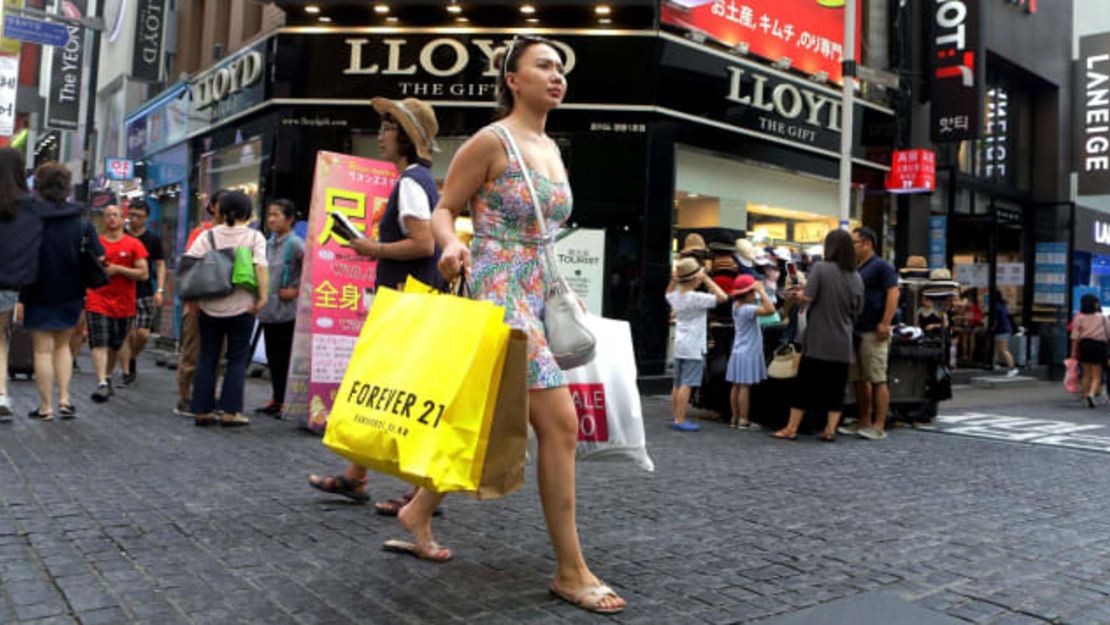 Las boutiques locales en Seúl venden las últimas tendencias: los productos son baratos y elegantes, pero no esperen una fabricación ética o de calidad.