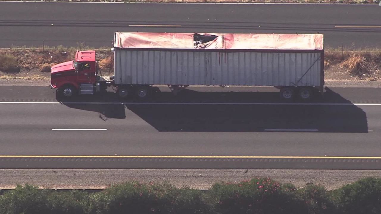 CNNE 709845 - choco contra un camion mientras hacia paracaidismo