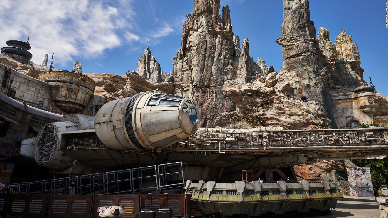 CNNE 710162 - un "imagineer" de disney nos presume atracciones de star wars