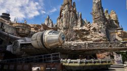 CNNE 710162 - un "imagineer" de disney nos presume atracciones de star wars