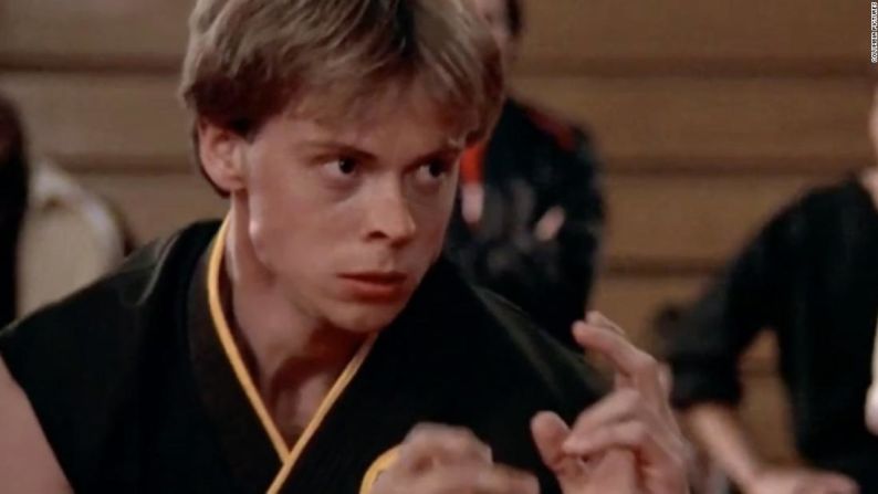 Un escena de Rob Garrison en Karate Kid. El actor falleció a los 53 años. Participó en la saga cinematográfica y en la serie Cobra Kai.