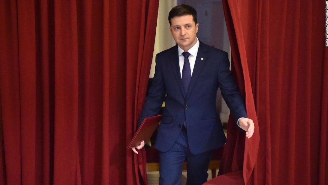 Aquí está Zelensky, grabando la serie de televisión "Servant of the People", donde interpreta el papel del presidente de Ucrania. Más tarde fue elegido presidente de Ucrania.