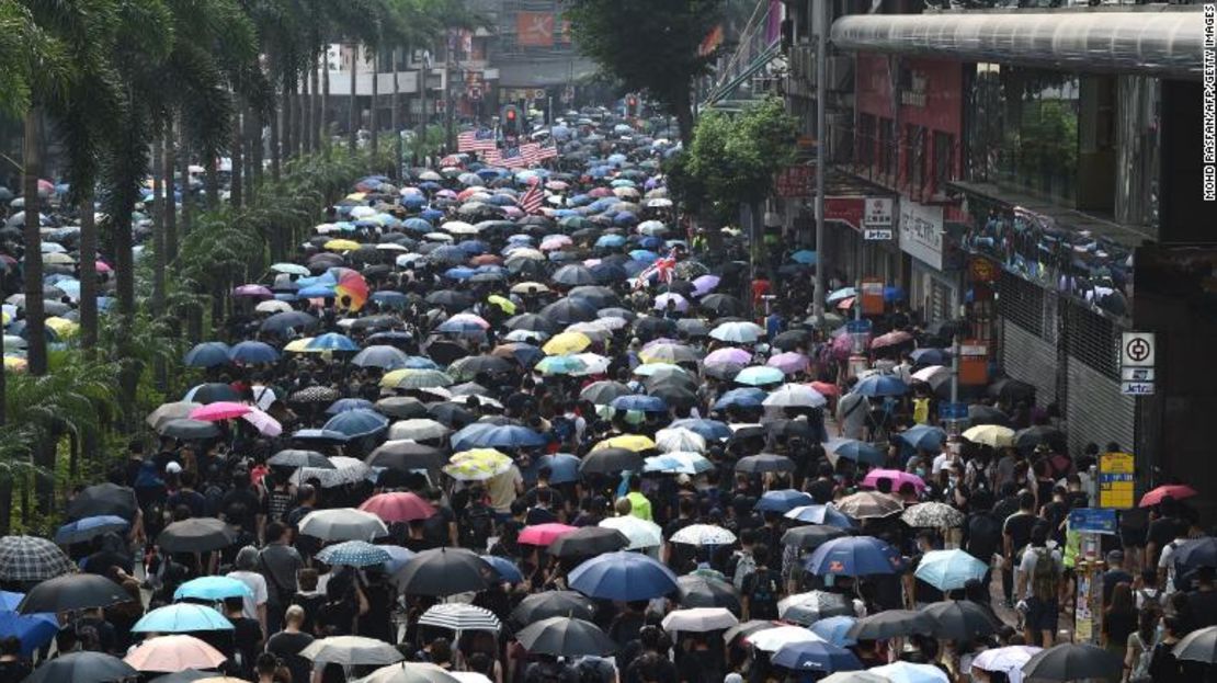 Miles de personas realizan una marcha no autorizada por las calles de Hong Kong el domingo.